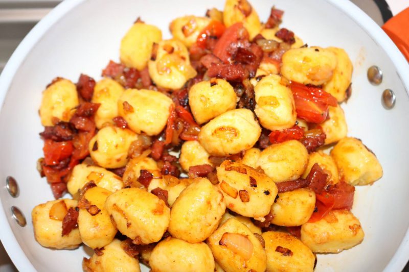 Die halbierten Kirsch- oder Datteltomaten und die Gnocchi zugeben und durchbraten.