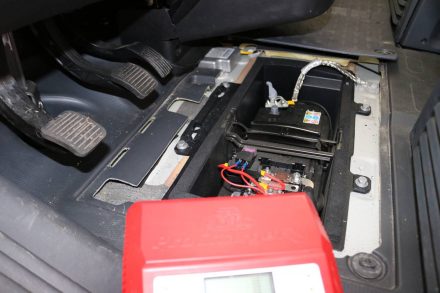Die Fahrzeugbatterie ist mit der Aufbau-Batterie in Reihe geschaltet.