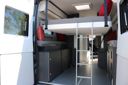 In mittlerer Position bietet das Hubbett im Adria Twin Wohnmobil Schlafplatz und Garagenraum.