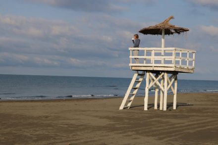 Zum Morgenkaffee auf den Baywatch Turm vor dem Safari Beach Camp.