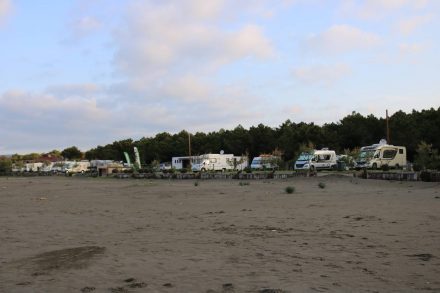 Wohnmobil Parade am Camp Safari Beach in Ulcinj.