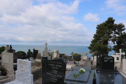 Auch in Ulcinj liegt der Friedhof hoch über dem Meer.