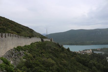 Die Festungsanlage Ston wurde im 16 Jahrhundert in Betrieb genommen.