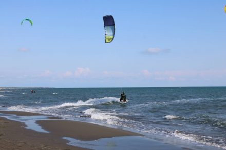 Ulcinj Beach ist bekannt für seine guten Winde und ein Mekka für Kite-Surfer.