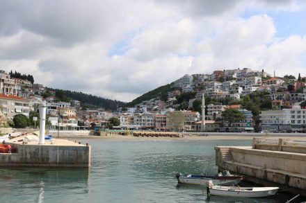 Der kleine Hafen in der Bucht von Ulcinj.