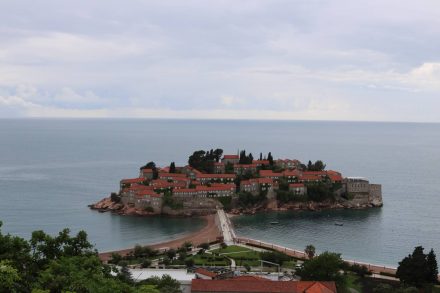 Blick auf die pittoreske Sveti Stefan Insel.