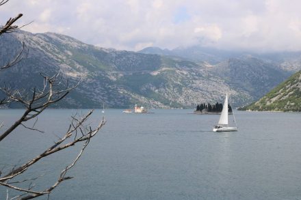 Der erste Blick auf die Bucht von Kotor die UNESCO Weltkultur- und Naturerbe ist.