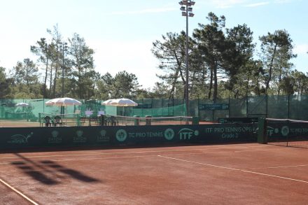 Auch für Tennisspieler stehen mehrere Sandplätze bereit.