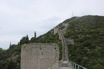 Mehrere Wachtürme säumen die Festungsmauer.