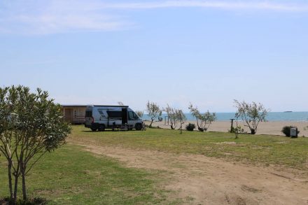 Wohnmobil-Stellplatz in erster Meer-Reihe am Camping Safari Beach in Ulcinj.