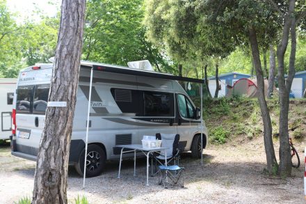 Mein Adria Twin Ducato auf seinem Stellplatz im Camping Mare Pineta.
