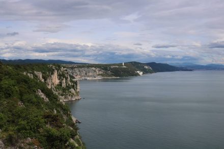Blick in Richtung Triest vom Rilke Weg in Sistiana.