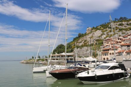 Fast uneinnehmbar liegt die Bucht von Porto Piccolo.