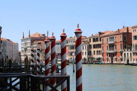 Der Canale Grande ist die größte Schifffahrtsstraße in Venedig.