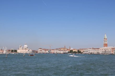 Vom Meer aus bietet Venedig einen prächtigen Anblick.