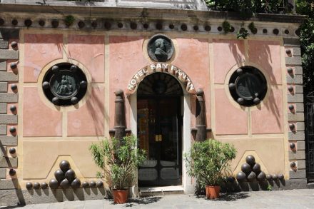 In der Fassade des Hotel San Fantin sind echte Kanonenkugeln und Bajonette eingearbeitet.