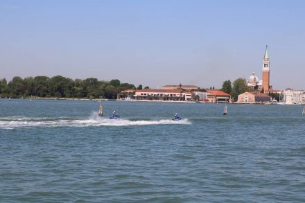 Die Jetski-Polizei kontrolliert die Lagune von Venedig.