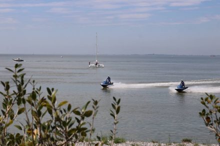 Die Polizei in Porto Piccolo kommt auf schnittigen Jetskis.
