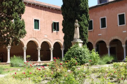 Klostergarten und Kreuzgang vom Kloster der Franziskaner Brüder.