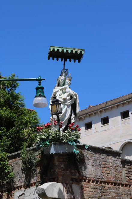 Stahlblauer Himmel und die Madonna mit dem Jesuskind.