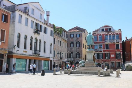 Der ruhige Piazza Manni ist dem gleichnamigen Freiheitskämpfer gewidmet.