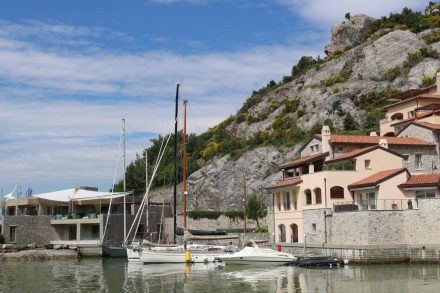 Die Häuser von Porto Piccolo sind direkt in die Felsen gebaut.