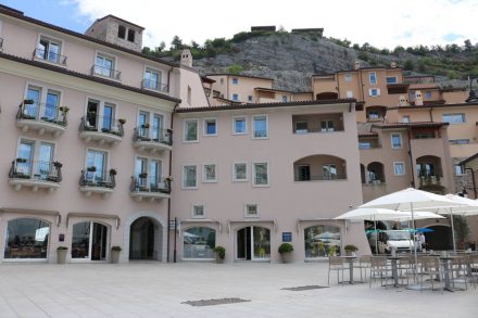 Das "Kunstdorf" Porto Piccolo mit seiner Hafen Promenade.