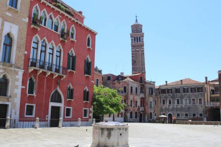 Der schiefe Companile der Kirche Santo Stefano in Venedig.