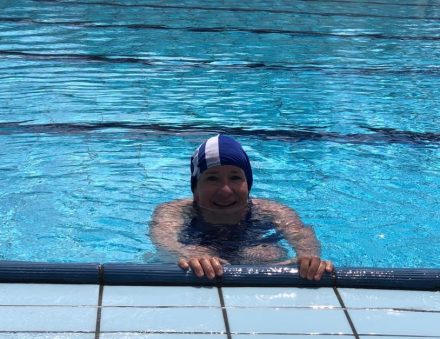 Training im großen Swimmingpool im Camping Mare Pineta.