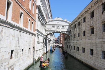 Die Seufzerbrücke, über die die Gefangenen bei ihrem letzten Gang geleitet wurden.