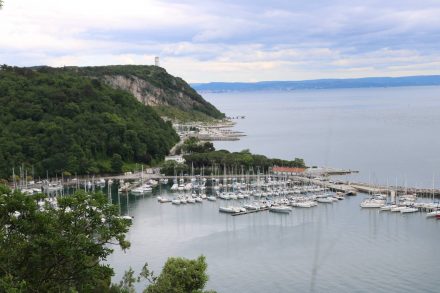 Blick vom Camping Mare Pineta auf den Hafen von Sistiana.