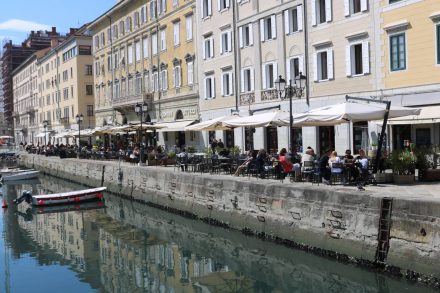 Belebte Cafés am Canale Grande von Triest.