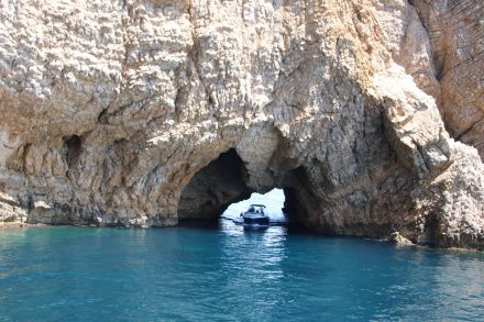 Natürliche Bögen und Tunnel in den Felsen der Medes Inseln.