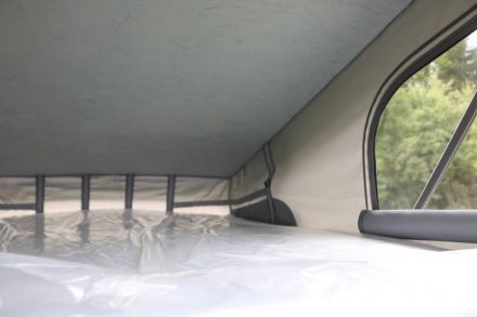 Das Doppelbett im Hubdach des Adria Active.