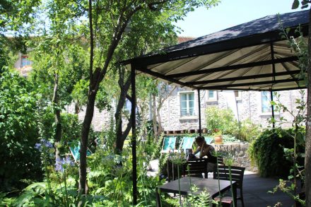 Trotz des touristischen Trubels finden sich in Carcassonne Cite gemütliche, grüne und schattige Plätze für eine Verschnaufpause.