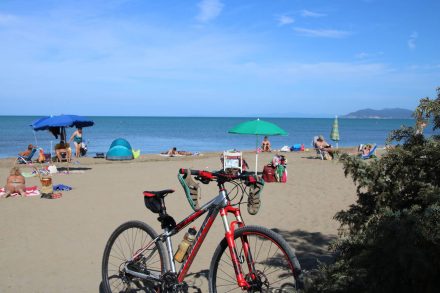 Ein Sprung ins Meer am Strand vom Camping Orbetello nach der Bike-Tour.