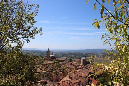 Vom höchsten Punkt der Festungsmauer hat man einen grandiosen Blick über Massa Marittima und die Hügel der Toskana.