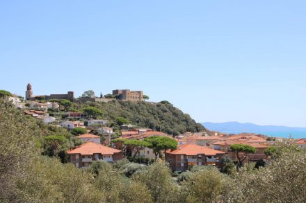 Auf dem Weg zum Camping Baia Verde lohnt sich ein Blick zurück auf Castiglione della pescaia.