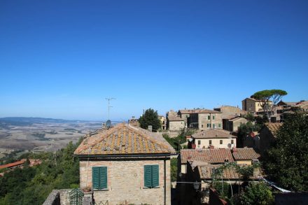 Wunderschöne Aussichten in die toskanische Landschaft von den Dächern Volterras.