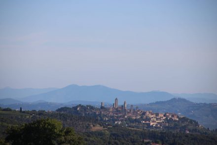 Auf dem Weg nach Volterra zeigen sich die Türme von San Gimignano das erste Mal.