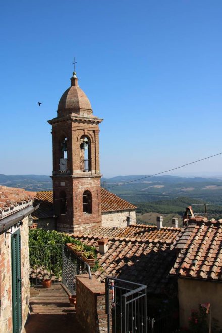 Vom Kirchturm blickt man über die Dächer von Pari in die Toskana.