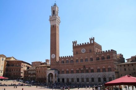 Das Rathaus mit dem berühmten Uhrenturm am Piazza del Campo in Siena.