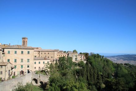 Wie viele toskanische Städte liegt auch Volterra auf einem Hügel über dem Land.