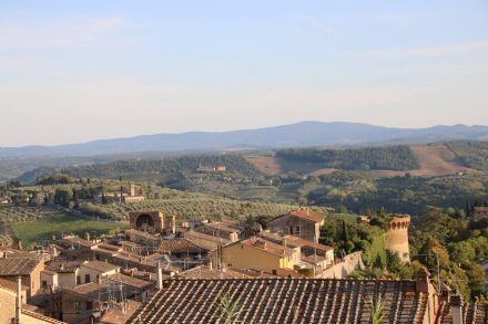 Vom höchsten Punkt in San Gimignano schweift der Blick weit über die toskanische Landschaft.