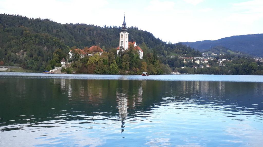 Die Marienkirche auf der Bleder Insel spiegelt sich im See.