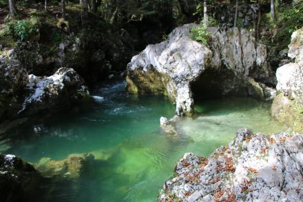 Wunderschöne Farbspiele mit der grünen Mostnica und den eindrucksvollen Felsformationen.