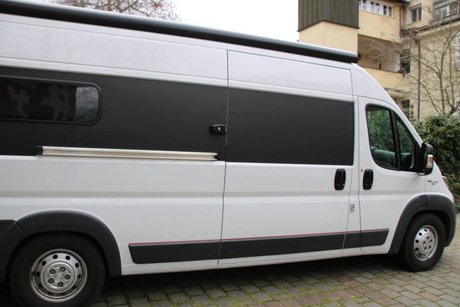 Das schlichte, weiße Äußere des Ducato wurde mit mattschwarzer Akzentfolie aufgepeppt.