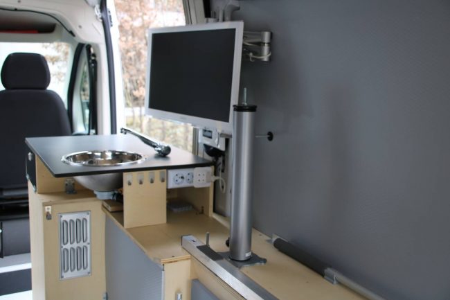 Fürs gemütliche Fernsehen vom Bett aus ist ebenso gesorgt, wie für ausreichen Steckdosen und USB Anschlüsse.
