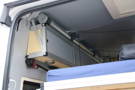 Das Hubbett im Wohnmobil wird über einen elektrischen Rollenmotor bedient.