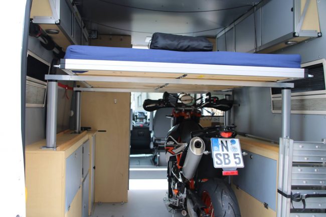 Auf der Mittelposition des Hubbetss lässt sich trotz eingeladener Motorräder gut schlafen.